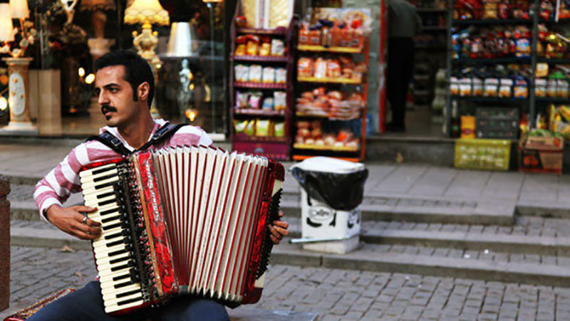 «والسی برای تهران» مستندی درباره یکی از قدیمی ترین هنرمندان موسیقی خیابانی